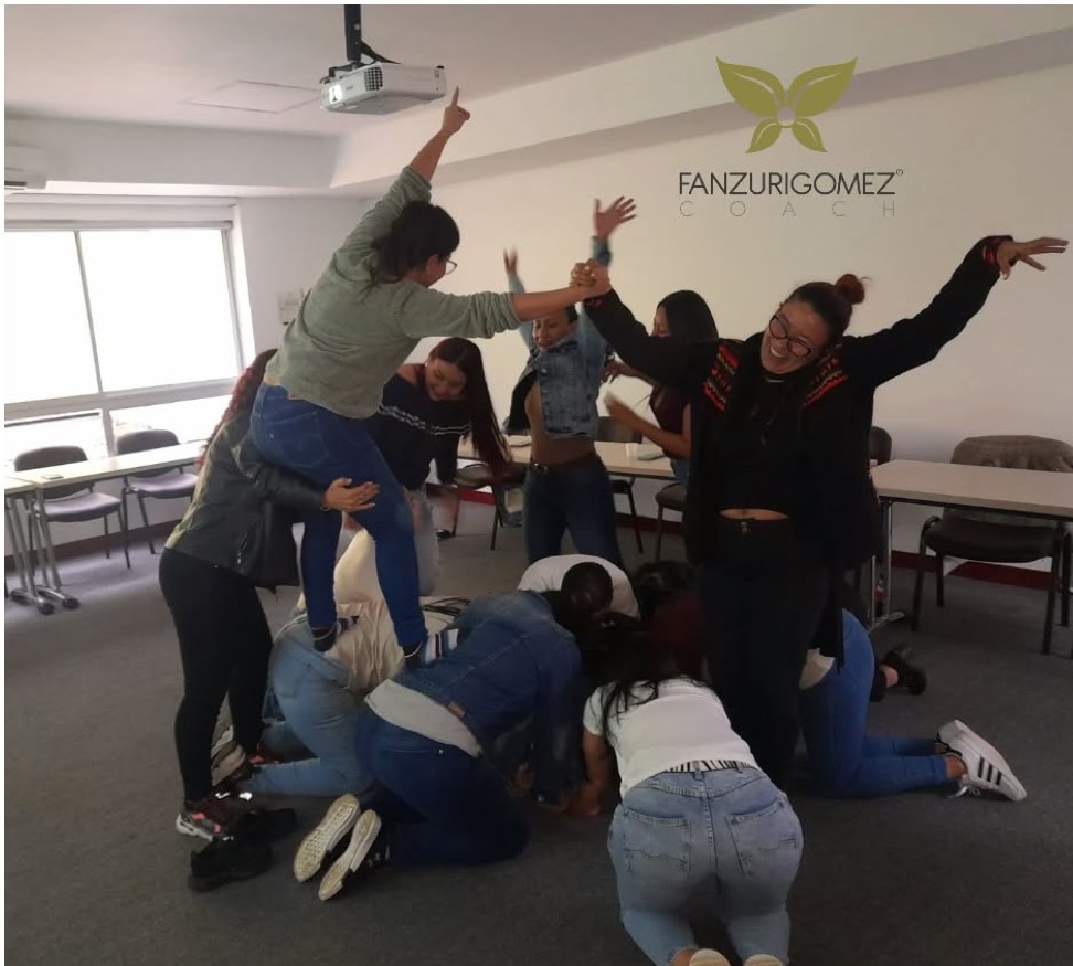 Equipo celebrando durante una dinámica grupal en sala